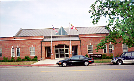 [color photograph of Talbot County Distirct Court]